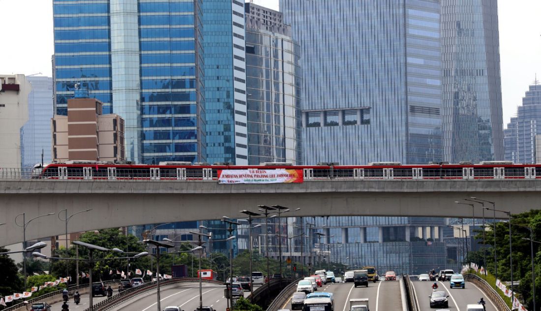 Rangkaian Light Rail Transit (LRT) Jabodebek saat uji beban di Jembatan Bentang Panjang kawasan Kuningan dan Jalan Gatot Subroto, Jakarta Selatan, Selasa (1/3). - JPNN.com