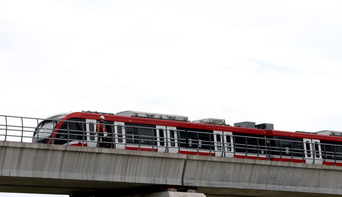 Rangkaian Light Rail Transit (LRT) Jabodebek saat uji beban di Jembatan Bentang Panjang kawasan Kuningan dan Jalan Gatot Subroto, Jakarta Selatan, Selasa (1/3). - JPNN.com