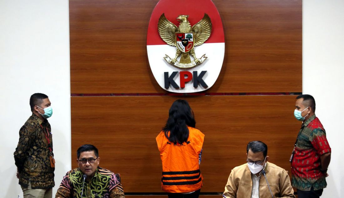 Deputi Penindakan dan Eksekusi KPK Karyoto (kiri) dan Plt Jubir KPK Ali Fikri menyampaikan penahanan atas tersangka Direktur PT Vidi Citra Kencana (VCK) Ivana Kwelju di Gedung KPK, Jakarta, Rabu (3/2). Ivana Kwelju yang ditetapkan sebagai tersangka pada akhir Januari lalu, diduga menyuap tersangka Bupati Kabupaten Buru Selatan (2011-2021) Tagop Sudarsono Soulisa, agar mendapatkan proyek pengerjaan Pembangunan Jalan Dalam Kota Namrole pada Dinas Pekerjaan Umum dari anggaran Dana Alokasi Khusus (DAK) Tahun 2015. - JPNN.com