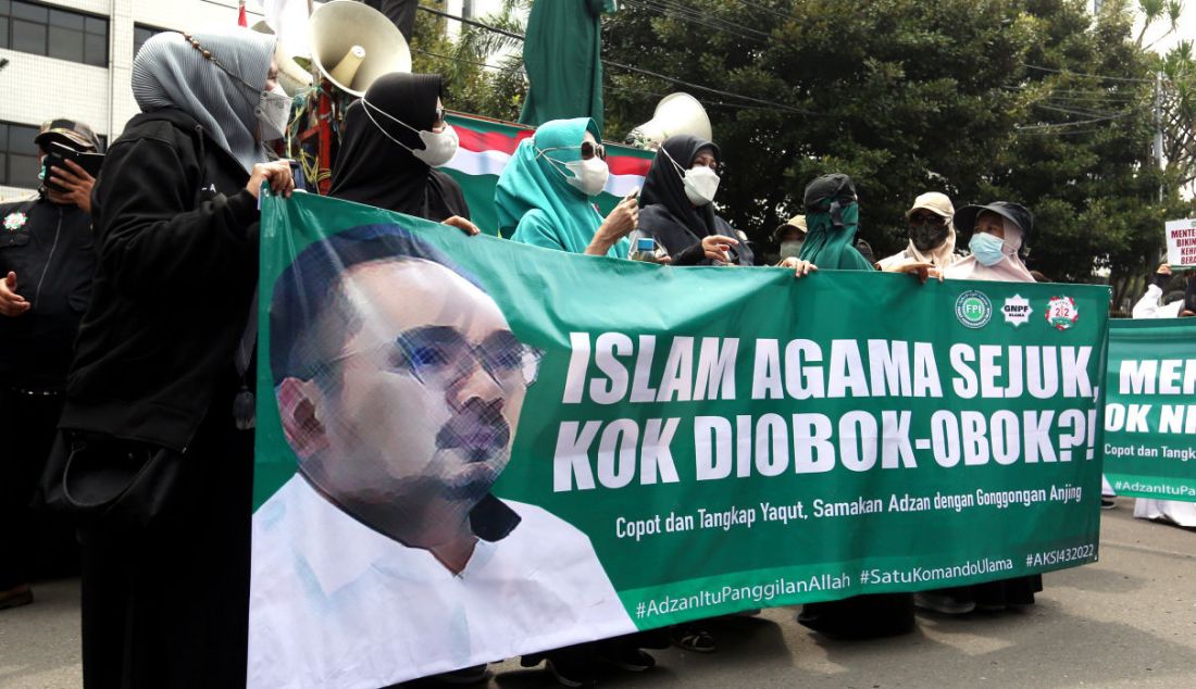 Massa Aksi Bela Islam di depan kantor Kementerian Agama, Jakarta, Jumat (4/3). Mereka menuntut Menteri Agama Yaqut Cholil Qoumas meminta maaf kepada umat Islam. - JPNN.com