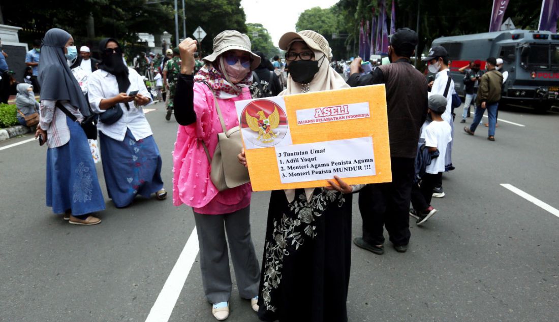 Massa Aksi Bela Islam di depan kantor Kementerian Agama, Jakarta, Jumat (4/3). Mereka menuntut Menteri Agama Yaqut Cholil Qoumas meminta maaf kepada umat Islam. - JPNN.com