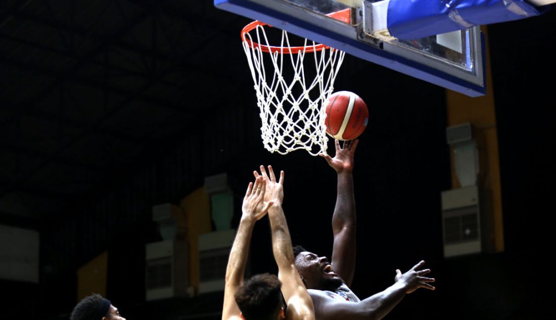 Pemain Amartha Hangtuah Jakarta saat melakukan lay up pada pertandingan Indonesian Basketball League (IBL) 2022 di Hall Basket Senayan, GBK, Jakarta, Jumat (4/3). Amartha Hangtuah Jakarta kalah atas Pacific Caesar Surabaya dengan skor 71-75. - JPNN.com