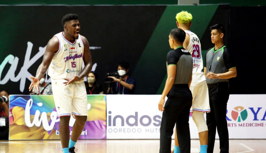 Pemain Amartha Hangtuah Jakarta saat memprotes keputusan wasit pada pertandingan Indonesian Basketball League (IBL) 2022 di Hall Basket Senayan, GBK, Jakarta, Jumat (4/3). Amartha Hangtuah Jakarta kalah atas Pacific Caesar Surabaya dengan skor 71-75. - JPNN.com