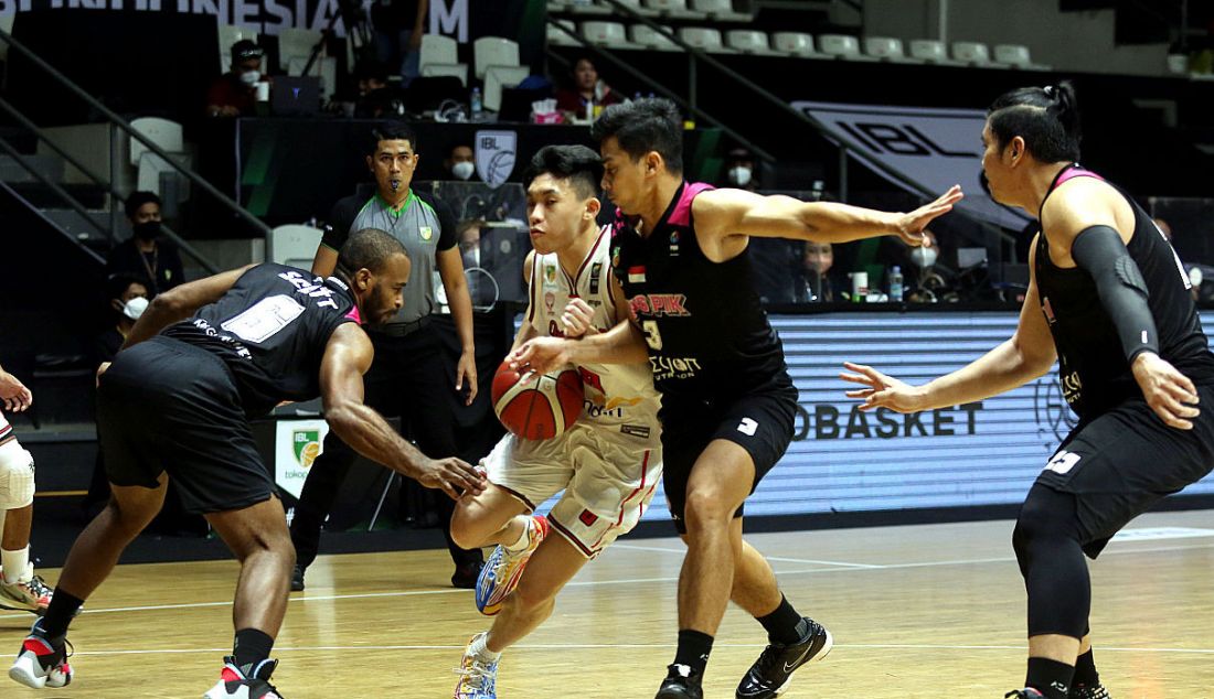 Pemain Indonesia Patriots berusaha menerobos pertahanan RANS PIK Basketball Club pada pertandingan Indonesian Basketball League (IBL) 2022 di Hall Basket Senayan, GBK, Jakarta, Jumat (4/3). - JPNN.com