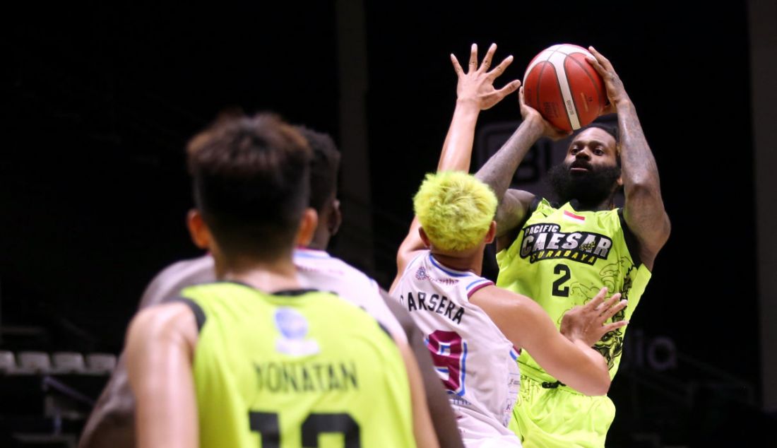 Pemain Pacific Caesar Surabaya melakukan shooting pada pertandingan Indonesian Basketball League (IBL) 2022 di Hall Basket Senayan, GBK, Jakarta, Jumat (4/3). Amartha Hangtuah Jakarta kalah atas Pacific Caesar Surabaya dengan skor 71-75. - JPNN.com