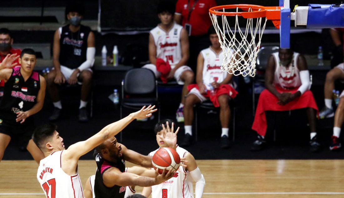 Pemain RANS PIK Basketball Club saat melakukan lay up pada pertandingan Indonesian Basketball League (IBL) 2022 di Hall Basket Senayan, GBK, Jakarta, Jumat (4/3). RANS PIK Basketball Club menang atas Indonesia Patriots dengan skor 64-48. - JPNN.com