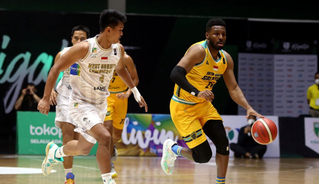 Pemain Satya Wacana Salatiga berusaha menghindari penjagaan pemain West Bandits Combiphar Solo pada pertandingan Indonesian Basketball League (IBL) 2022 di Hall Basket Senayan, GBK, Jakarta, Senin (7/3). Satya Wacana Salatiga menang atas West Bandits Combiphar Solo dengan skor 73-64. - JPNN.com