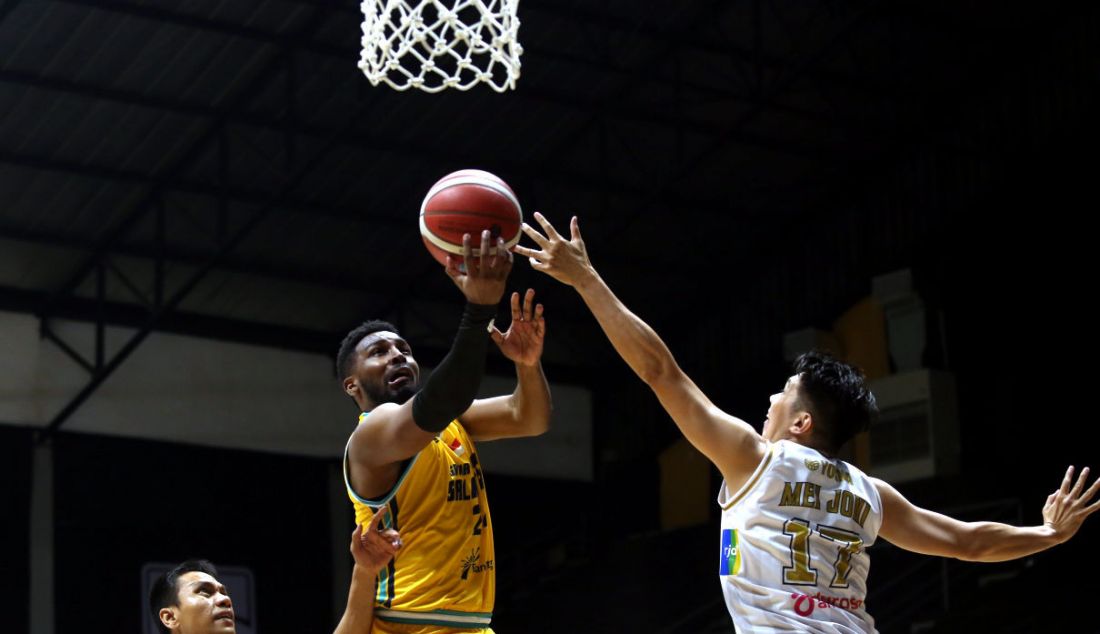 Pemain Satya Wacana Salatiga melakukan lay up pada pertandingan Indonesian Basketball League (IBL) 2022 di Hall Basket Senayan, GBK, Jakarta, Senin (7/3). Satya Wacana Salatiga menang atas West Bandits Combiphar Solo dengan skor 73-64. - JPNN.com