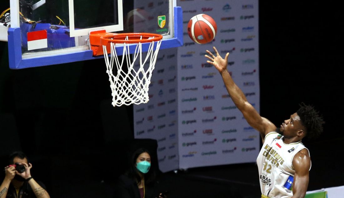 Pemain West Bandits Combiphar Solo melakukan lay up pada pertandingan Indonesian Basketball League (IBL) 2022 di Hall Basket Senayan, GBK, Jakarta, Senin (7/3). Satya Wacana Salatiga menang atas West Bandits Combiphar Solo dengan skor 73-64. - JPNN.com