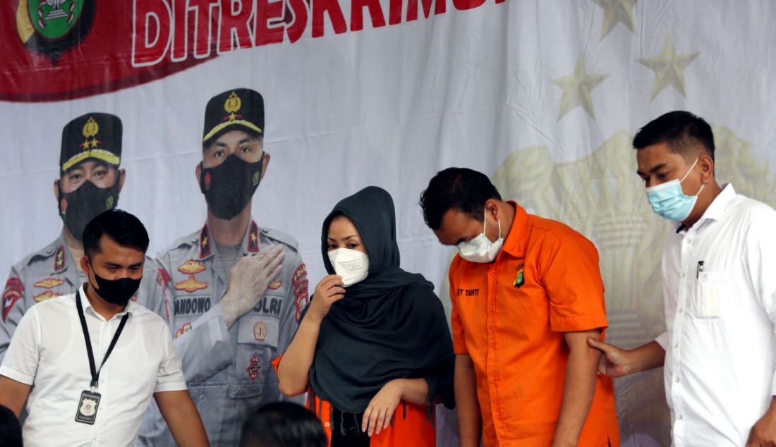 Petugas menghadirkan tersangka YD dan istrinya YS saat konferensi pers penangkapan polisi gadungan di Mapolda Metro Jaya, Senin (7/3). - JPNN.com