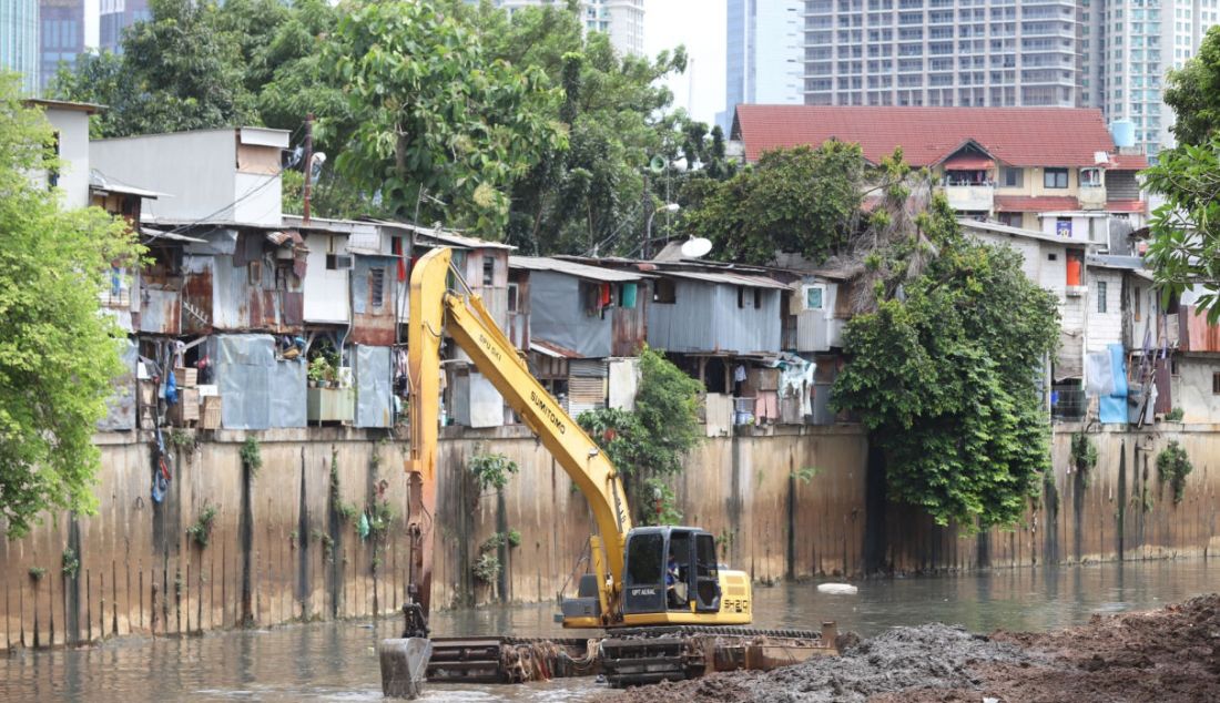 Alat berat mengeruk lumpur bercampur sampah saat grebek lumpur di Kali Krukut, Bendungan Hilir, Tanah Abang, Jakarta, Selasa (8/3). Dinas Sumber Daya Air Pemprov DKI melakukan kegiatan pengerukan atau pengurasan saluran air melalui kegiatan grebek lumpur guna memperluas daya tampung kali/sungai untuk menghadapi musim penghujan. - JPNN.com