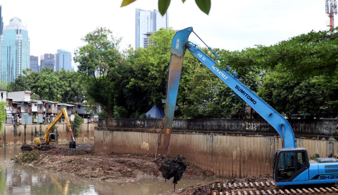 Alat berat mengeruk lumpur bercampur sampah saat grebek lumpur di Kali Krukut, Bendungan Hilir, Tanah Abang, Jakarta, Selasa (8/3). Dinas Sumber Daya Air Pemprov DKI melakukan kegiatan pengerukan atau pengurasan saluran air melalui kegiatan grebek lumpur guna memperluas daya tampung kali/sungai untuk menghadapi musim penghujan. - JPNN.com