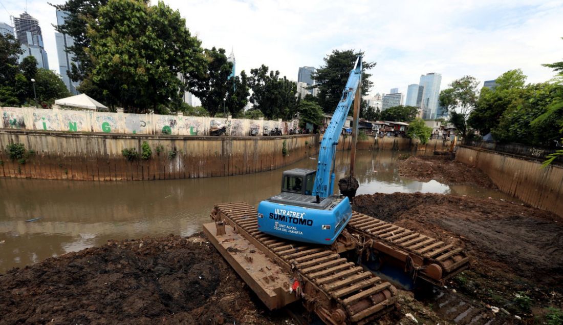 Alat berat mengeruk lumpur bercampur sampah saat grebek lumpur di Kali Krukut, Bendungan Hilir, Tanah Abang, Jakarta, Selasa (8/3). Dinas Sumber Daya Air Pemprov DKI melakukan kegiatan pengerukan atau pengurasan saluran air melalui kegiatan grebek lumpur guna memperluas daya tampung kali/sungai untuk menghadapi musim penghujan. - JPNN.com