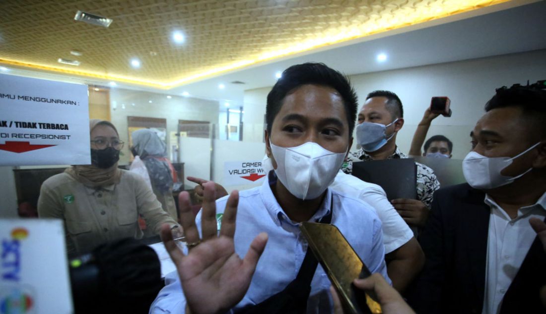 Doni Salmanan bersama pengacaranya saat mendatangi Bareskrim Mabes Polri, Jakarta, Selasa (8/3). Crazy rich asal Bandung, Doni Muhammad Taufik alias Doni Salmanan memenuhi panggilan Penyidik Direktorat Tindak Pidana Siber Bareskrim Polri sebagai saksi kasus dugaan judi online berkedok investasi melalui aplikasi Quotex. - JPNN.com