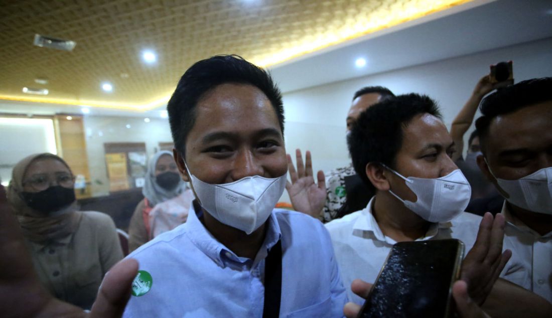 Doni Salmanan bersama pengacaranya saat mendatangi Bareskrim Mabes Polri, Jakarta, Selasa (8/3). Crazy rich asal Bandung, Doni Muhammad Taufik alias Doni Salmanan memenuhi panggilan Penyidik Direktorat Tindak Pidana Siber Bareskrim Polri sebagai saksi kasus dugaan judi online berkedok investasi melalui aplikasi Quotex. - JPNN.com