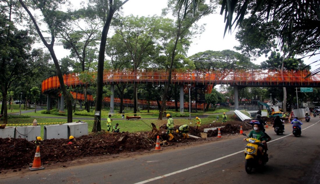 Suasana pembangunan taman kota Tebet, Jakarta, Selasa (8/3). Pemerintah Provinsi DKI Jakarta merevitalisasi taman di kawasan Tebet Jakarta Selatan. Taman ini nantinya diberi nama Tebet Eco Park. - JPNN.com