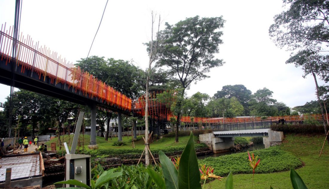 Suasana pembangunan taman kota Tebet, Jakarta, Selasa (8/3). Pemerintah Provinsi DKI Jakarta merevitalisasi taman di kawasan Tebet Jakarta Selatan. Taman ini nantinya diberi nama Tebet Eco Park. - JPNN.com