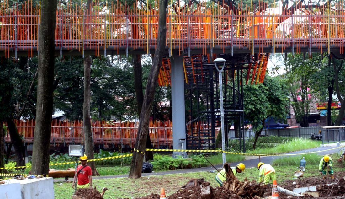 Suasana pembangunan taman kota Tebet, Jakarta, Selasa (8/3). - JPNN.com