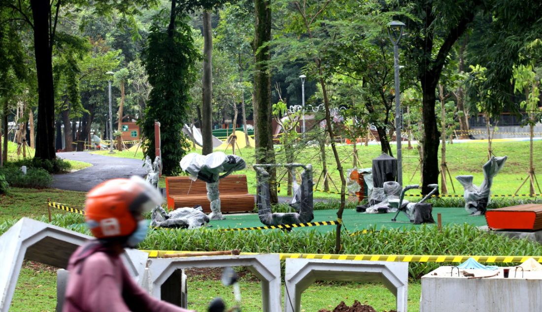 Suasana pembangunan taman kota Tebet, Jakarta, Selasa (8/3). Pemerintah Provinsi DKI Jakarta merevitalisasi taman di kawasan Tebet Jakarta Selatan. Taman ini nantinya diberi nama Tebet Eco Park. - JPNN.com