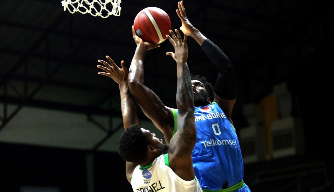 Pemain Bumi Borneo Basketball Pontianak saat shooting under basket pada pertandingan Indonesian Basketball League (IBL) 2022 di Hall Basket Senayan, GBK, Jakarta, Rabu (9/3). - JPNN.com