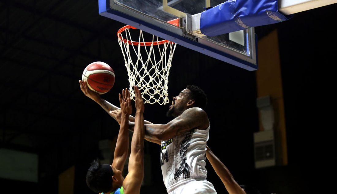 Pemain Pacific Caesar Surabaya melakukan lay up pada pertandingan Indonesian Basketball League (IBL) 2022 di Hall Basket Senayan, GBK, Jakarta, Rabu (9/3). Pacific Caesar Surabaya menang atas Bumi Borneo Basketball Pontianak dengan skor 77-42. - JPNN.com