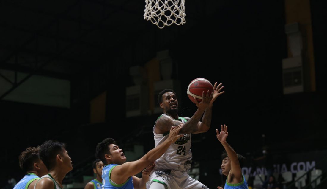 Pemain Pacific Caesar Surabaya melakukan lay up pada pertandingan Indonesian Basketball League (IBL) 2022 di Hall Basket Senayan, GBK, Jakarta, Rabu (9/3). Pacific Caesar Surabaya menang atas Bumi Borneo Basketball Pontianak dengan skor 77-42. - JPNN.com