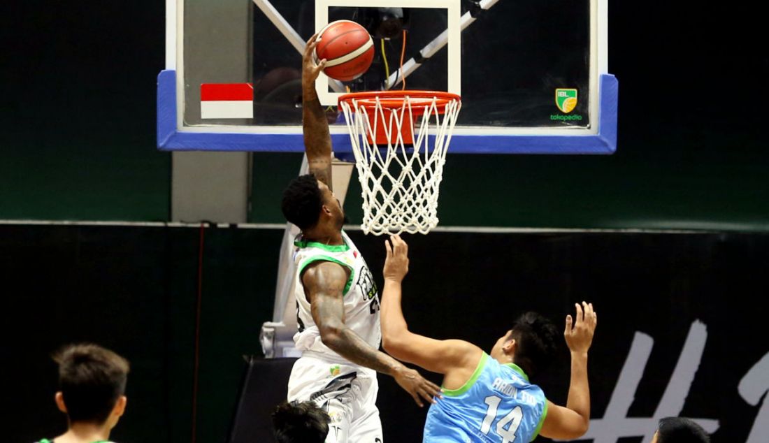 Pemain Pacific Caesar Surabaya melakukan slam dunk pada pertandingan Indonesian Basketball League (IBL) 2022 di Hall Basket Senayan, GBK, Jakarta, Rabu (9/3). - JPNN.com