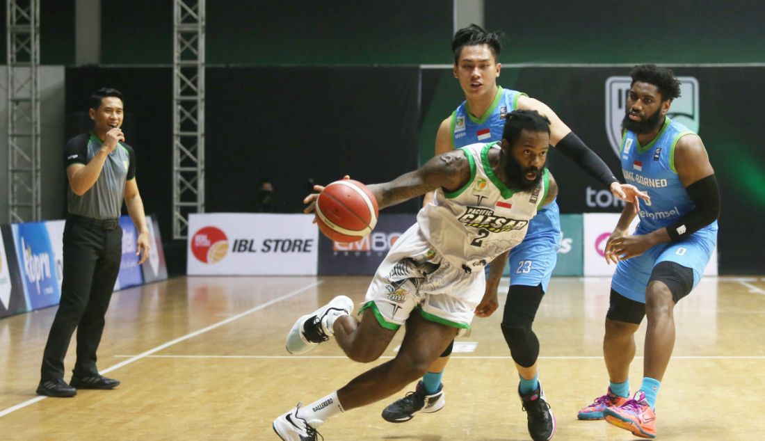 Pemain Pacific Caesar Surabaya melewati adangan pemain Bumi Borneo Basketball Pontianak pada pertandingan Indonesian Basketball League (IBL) 2022 di Hall Basket Senayan, GBK, Jakarta, Rabu (9/3). - JPNN.com