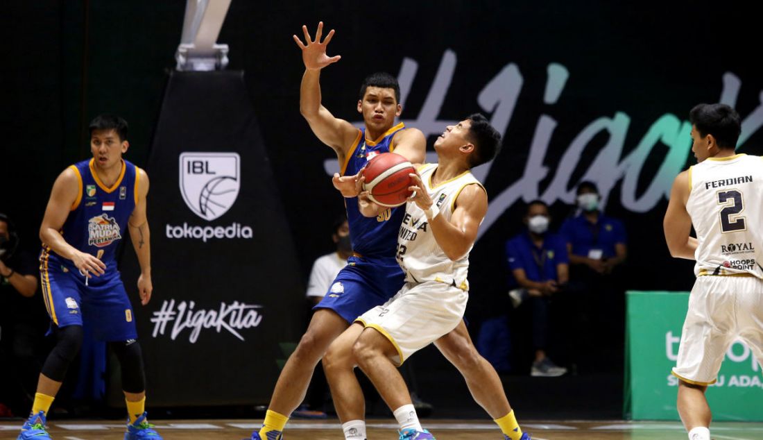 Pemain Satria Muda Pertamina berusaha mencuri bola dari pemain Dewa United Surabaya pada pertandingan Indonesian Basketball League (IBL) 2022 di Hall Basket Senayan, GBK, Jakarta, Rabu (9/3). - JPNN.com