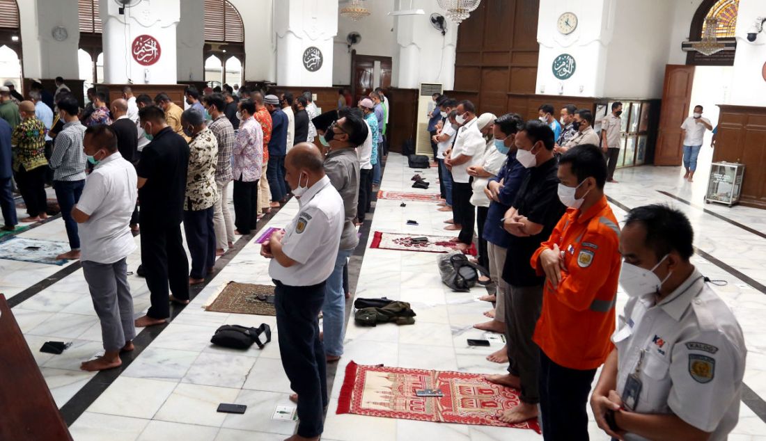 Jemaah melaksanakan salat zuhur di Masjid Cut Mutia, Jakarta, Kamis (10/3). Majelis Ulama Indonesia (MUI) mengizinkan saf salat berjemaah kembali rapat seiring kasus Covid-19 mulai landai. - JPNN.com