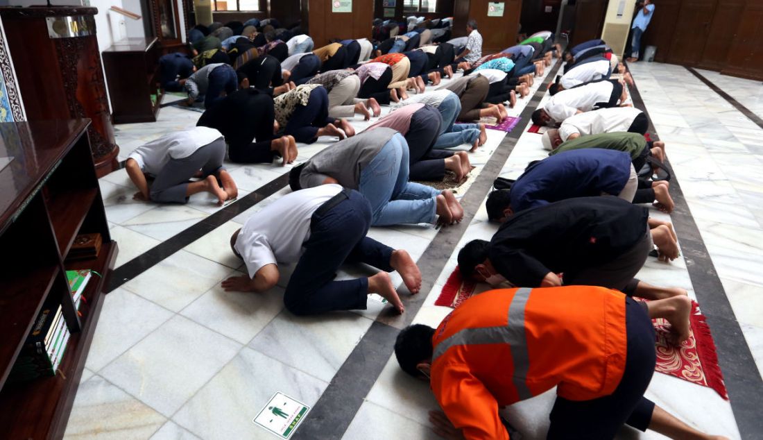 Jemaah melaksanakan salat zuhur di Masjid Cut Mutia, Jakarta, Kamis (10/3). Majelis Ulama Indonesia (MUI) mengizinkan saf salat berjemaah kembali rapat seiring kasus Covid-19 mulai landai. - JPNN.com