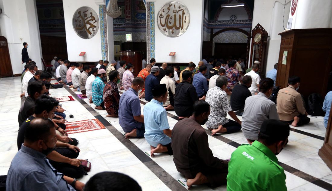 Jemaah melaksanakan salat zuhur di Masjid Cut Mutia, Jakarta, Kamis (10/3). - JPNN.com