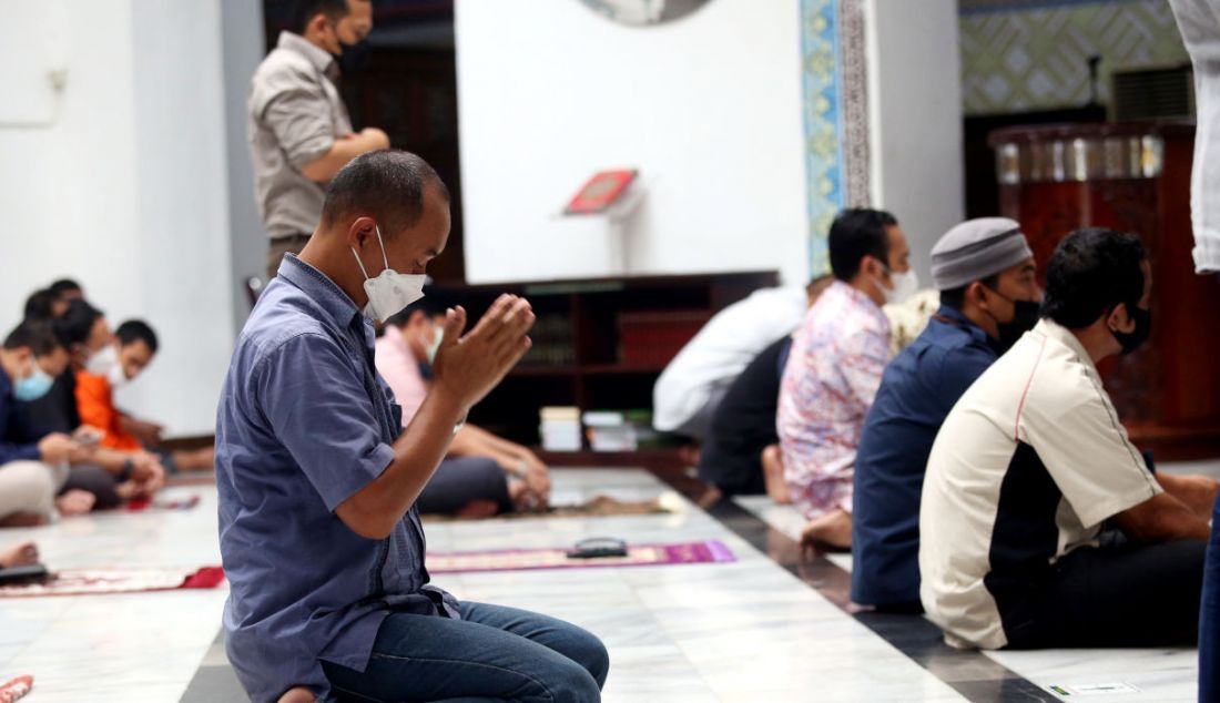 Jemaah di Masjid Cut Mutia, Jakarta, Kamis (10/3). Majelis Ulama Indonesia (MUI) mengizinkan saf salat berjemaah kembali rapat seiring kasus Covid-19 mulai landai. - JPNN.com