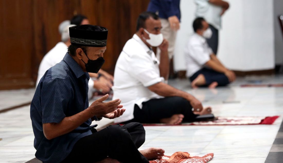 Umat Islam berdoa setelah melaksanakan salat zuhur di Masjid Cut Mutia, Jakarta, Kamis (10/3). Majelis Ulama Indonesia (MUI) mengizinkan saf salat kembali rapat siring kasus Covid-19 mulai landai. - JPNN.com