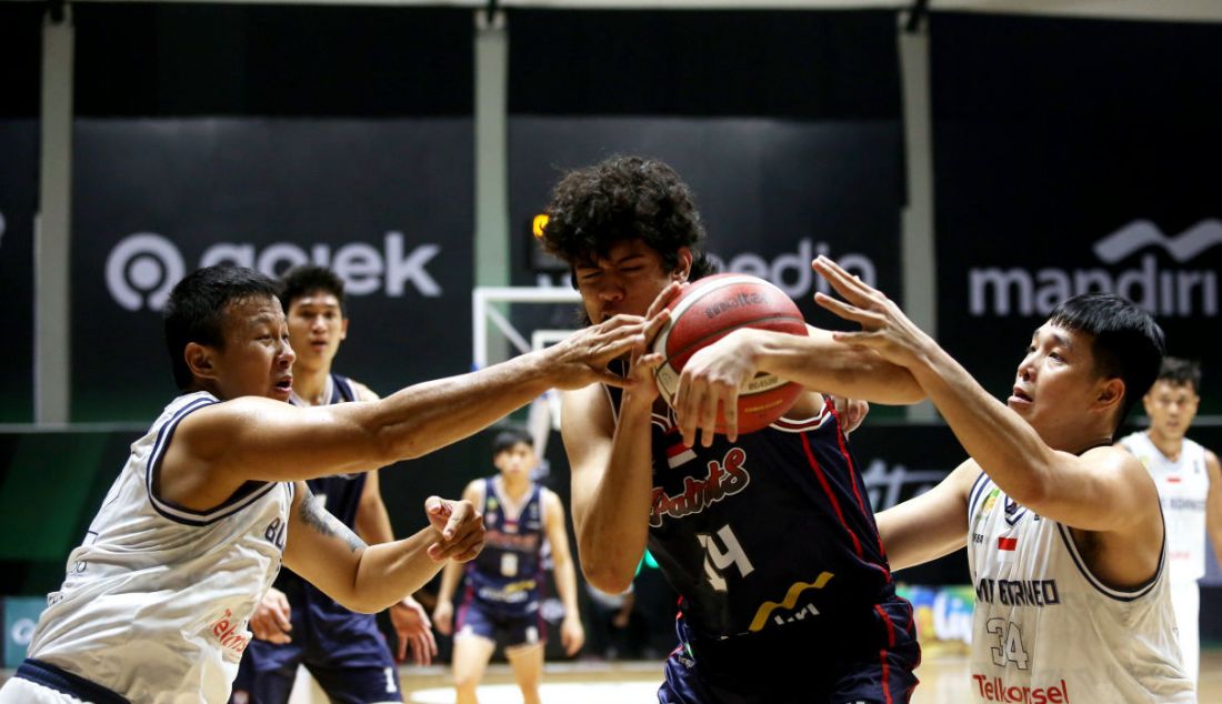 Dua pemain Bumi Borneo Basketball Pontianak berusaha merebut bola dari tangan pemain Indonesia Patriots pada pertandingan Indonesian Basketball League (IBL) 2022 di Hall Basket Senayan, GBK, Jakarta, Jumat (11/3). Bumi Borneo Basketball Pontianak menang atas Indonesia Patriots dengan skor 51-43. - JPNN.com