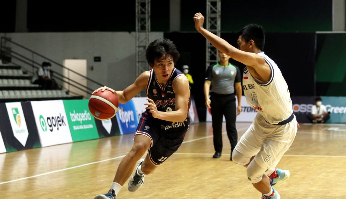 Pemain Indonesia Patriots berusaha melewati penjagaan pemain Bumi Borneo Basketball Pontianak pada pertandingan Indonesian Basketball League (IBL) 2022 di Hall Basket Senayan, GBK, Jakarta, Jumat (11/3). Bumi Borneo Basketball Pontianak menang atas Indonesia Patriots dengan skor 51-43. - JPNN.com