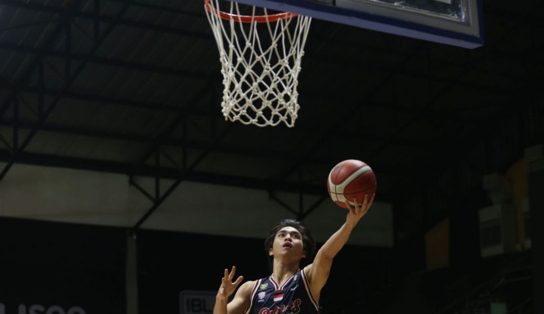 Pemain Indonesia Patriots melakukan lay up pada pertandingan Indonesian Basketball League (IBL) 2022 di Hall Basket Senayan, GBK, Jakarta, Jumat (11/3). Bumi Borneo Basketball Pontianak menang atas Indonesia Patriots dengan skor 51-43. - JPNN.com