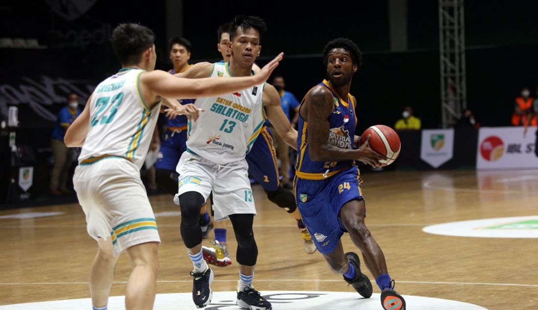 Pemain Satria Muda Pertamina Jakarta berusaha melewati penjagaan pemain Satya Wacana Salatiga pada pertandingan Indonesian Basketball League (IBL) 2022 di Hall Basket Senayan, GBK, Jakarta, Senin (14/3). Satria Muda Pertamina Jakarta menang atas Satya Wacana Salatiga dengan skor 78-60. - JPNN.com