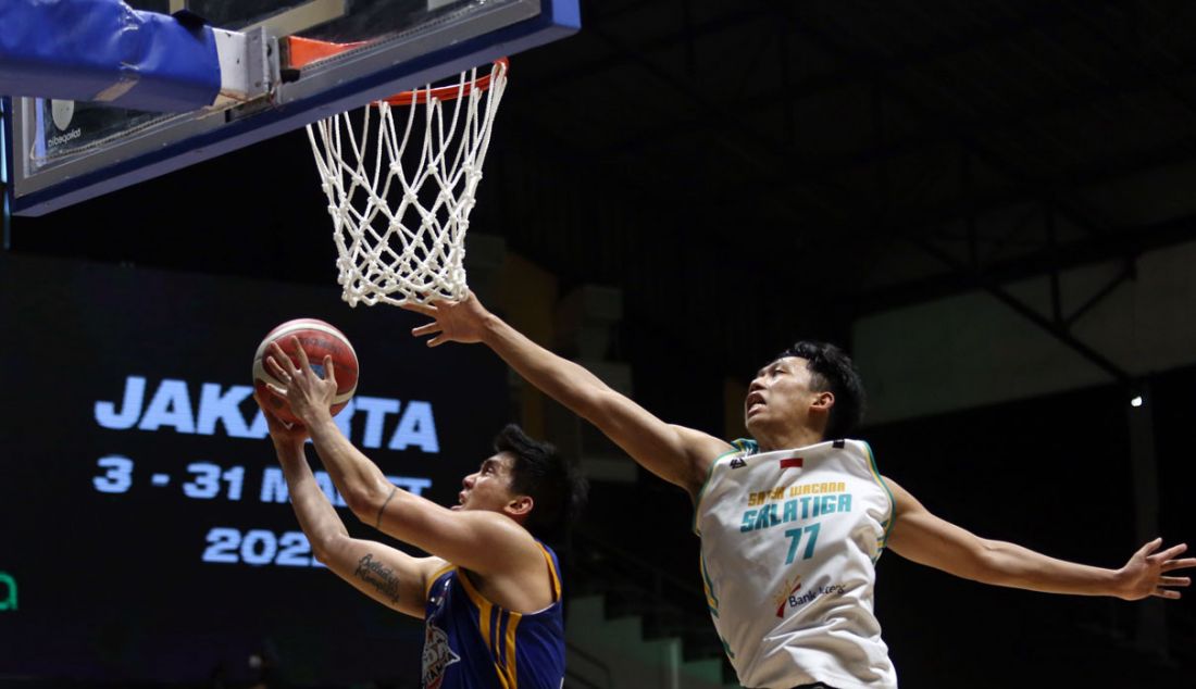 Pemain Satria Muda Pertamina Jakarta melakukan lay uo pada pertandingan Indonesian Basketball League (IBL) 2022 di Hall Basket Senayan, GBK, Jakarta, Senin (14/3). Satria Muda Pertamina Jakarta menang atas Satya Wacana Salatiga dengan skor 78-60. - JPNN.com