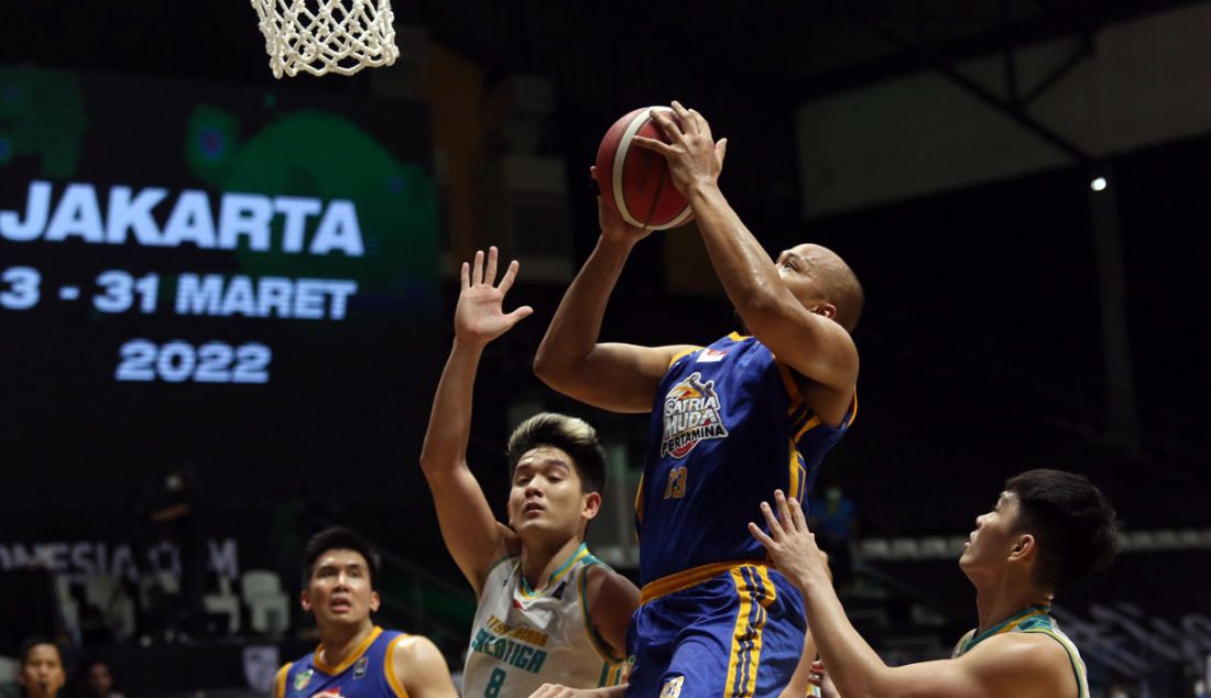 Pemain Satria Muda Pertamina Jakarta melakukan lay up pada pertandingan Indonesian Basketball League (IBL) 2022 di Hall Basket Senayan, GBK, Jakarta, Senin (14/3). Satria Muda Pertamina Jakarta menang atas Satya Wacana Salatiga dengan skor 78-60. - JPNN.com