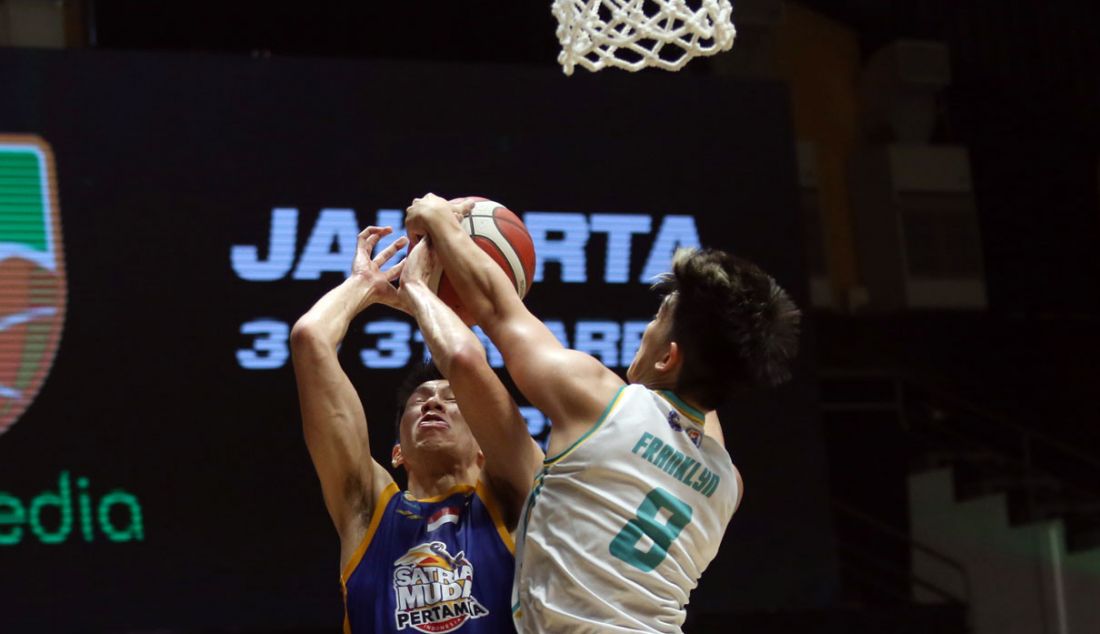 Pemain Satya Wacana Salatiga berhasil memblok tembakan di bawah ring pemain Satria Muda Pertamina Jakarta pada pertandingan Indonesian Basketball League (IBL) 2022 di Hall Basket Senayan, GBK, Jakarta, Senin (14/3). Satria Muda Pertamina Jakarta menang atas Satya Wacana Salatiga dengan skor 78-60. - JPNN.com