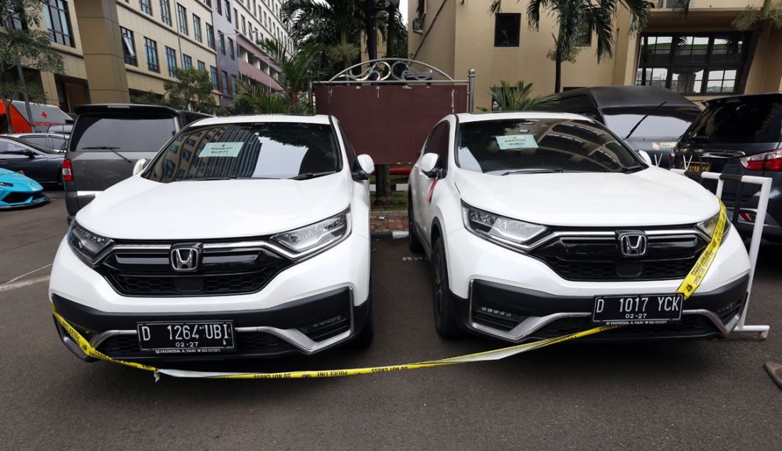 Barang bukti berupa mobil bermerek honda yang disita dari Doni Salmanan diparkir di depan Bareskrim Polri, Jakarta, Selasa (15/3). Doni merupakan tersangka penipuan investasi trading binary option aplikasi Quotex. - JPNN.com