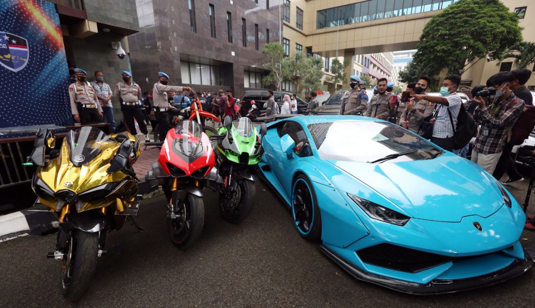 Supercar dan motor sport yang disita dari influencer medsos Doni Salmanan dipajang di depan Bareskrim Polri, Jakarta, Selasa (15/3). Doni merupakan tersangka penipuan investasi trading binary option lewat aplikasi Quotex. - JPNN.com