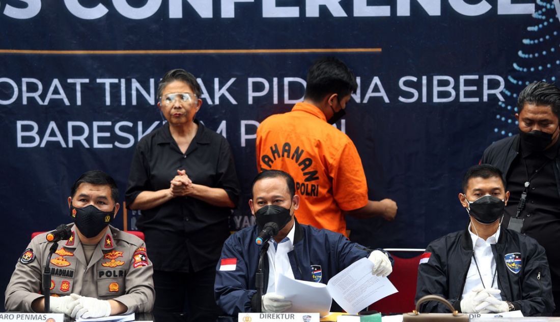 Kepala Biro Penerangan Divisi Humas Polri Brigjen Ahmad Ramadhan (kiri) dan Direktur Tindak Pidana Siber Bareskrim Polri Brigjen Asep Edi Suher (tengah) menggelar jumpa pers di Jakarta, Selasa (15/3), untuk menjelaskan kasus penipuan investasi trading binary option aplikasi Quotex yang menjerat Doni Salmanan. - JPNN.com