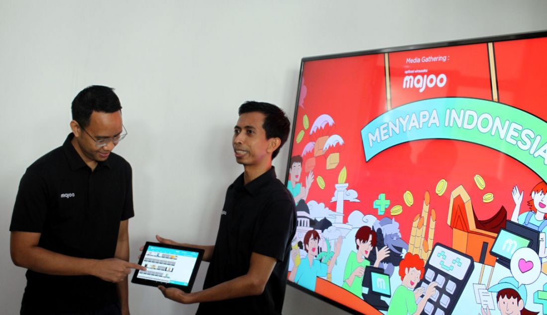 Founder & CEO Majoo Indonesia, Adi Wahyu Rahadi didampingi Cofounder & COO Majoo Indonesia Audia Rizal Haraha Memberikan penjelasan tentang aplikasi wirausaha majoo kelola bisnis jadi maju di Jakarta, Rabu (16/3). - JPNN.com