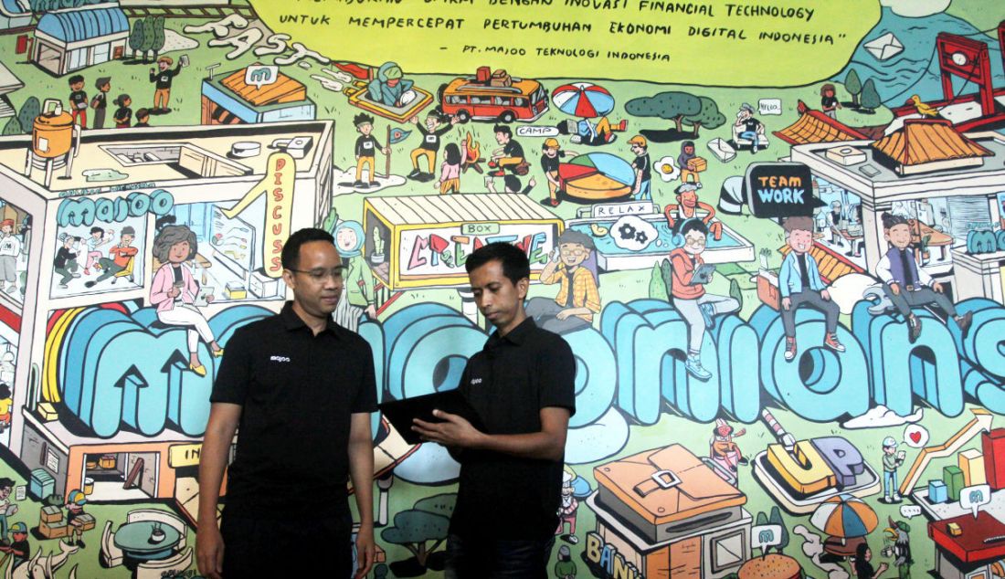 Founder & CEO Majoo Indonesia, Adi Wahyu Rahadi didampingi Cofounder & COO Majoo Indonesia Audia Rizal Haraha Memberikan penjelasan tentang aplikasi wirausaha majoo kelola bisnis jadi maju di Jakarta, Rabu (16/3). Majoo menghadirkan teknologi E-commerce Omnichannel khusus untuk UMKM Indonesia sebagai fitur penting pendukung penjualan dan perluasan market dengan menyediakan alat untuk membuat website dan toko online sendiri, serta terintegrasi ke semua marketplace terbesar di Indonesia. - JPNN.com