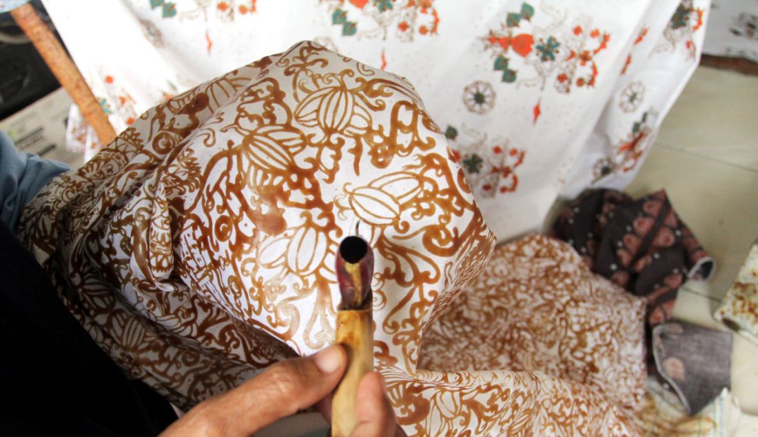 Pekerja menyelesaikan pembuatan batik tulis cetak di Batik Tradjumas, Pengasinan, Depok, Jawa Barat, Rabu (16/3). Produksi batik khas Kota Depok seperti Gong Si Bolong, Tugu Batu, Belimbing Dewa dan Ikan Hias tersebut mencapai 500 lembar per bulan yang dijual Rp 200 ribu hingga Rp 2 juta. - JPNN.com