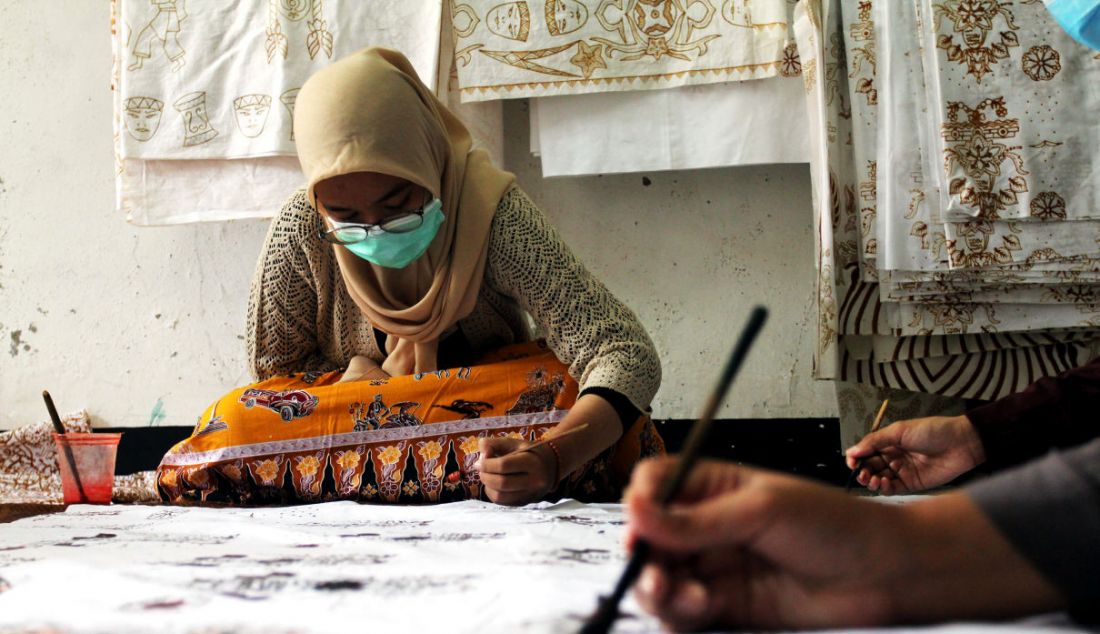 Pekerja menyelesaikan pembuatan batik tulis cetak di Batik Tradjumas, Pengasinan, Depok, Jawa Barat, Rabu (16/3). Produksi batik khas Kota Depok seperti Gong Si Bolong, Tugu Batu, Belimbing Dewa dan Ikan Hias tersebut mencapai 500 lembar per bulan yang dijual Rp 200 ribu hingga Rp 2 juta. - JPNN.com