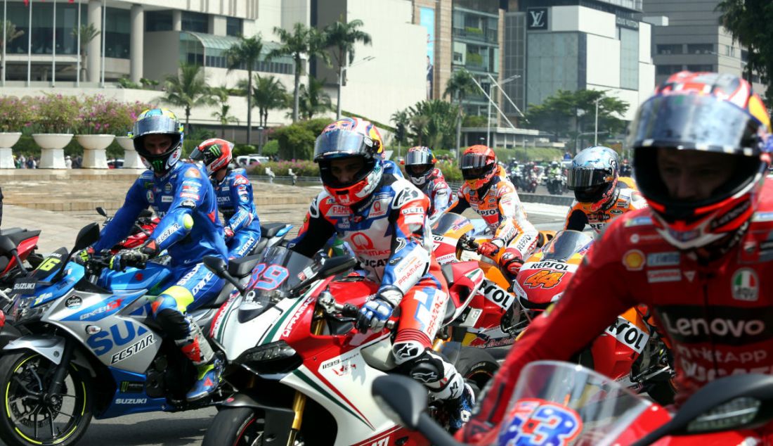 Sejumlah pembalap MotoGP menyapa warga saat mengikuti parade di kawasan Jalan M.H.Thamrin, Jakarta, Rabu (16/3). - JPNN.com