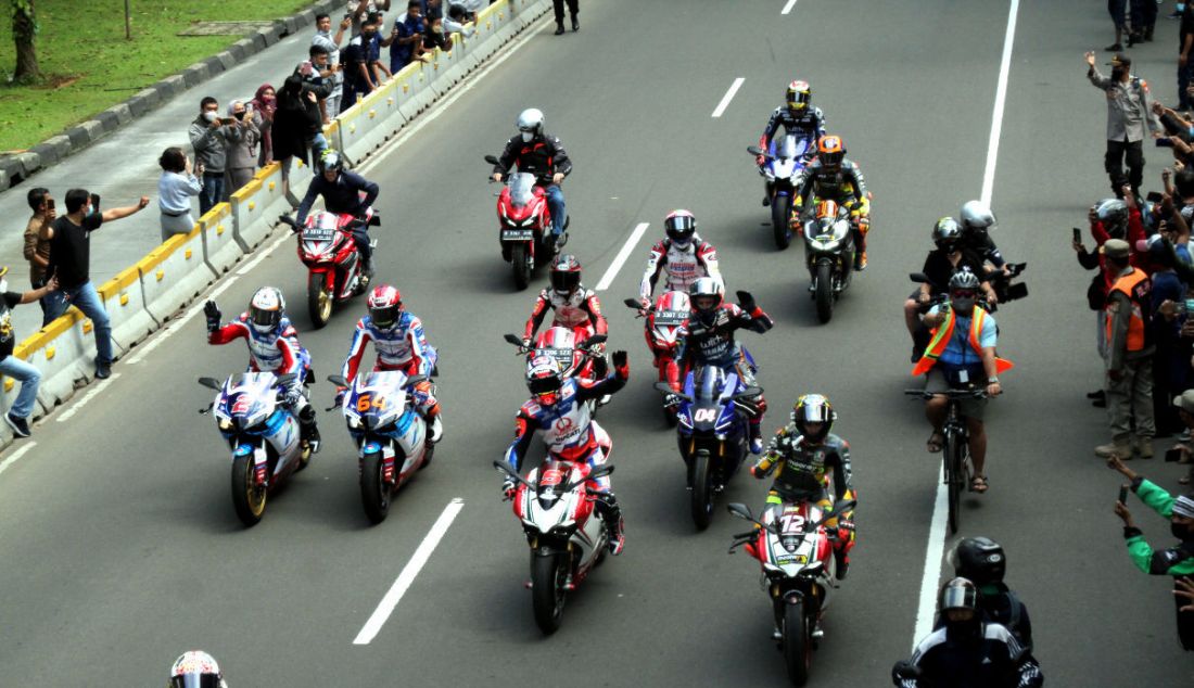 Pembalap MotoGP menyapa warga saat mengikuti parade di kawasan Jalan M.H.Thamrin, Jakarta, Rabu (16/3). - JPNN.com